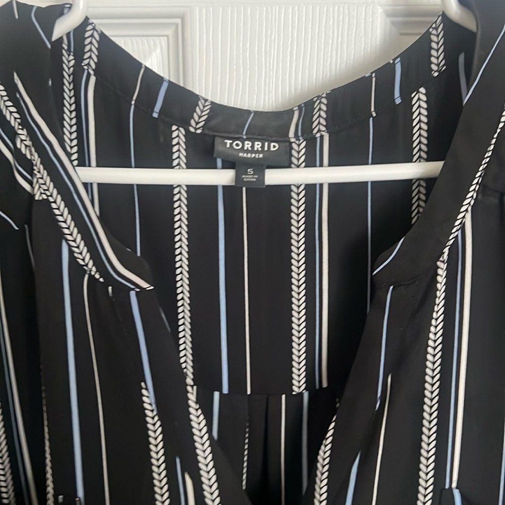Torrid, Harper size 5 (28) short sleeve, tunic. V-neck.
